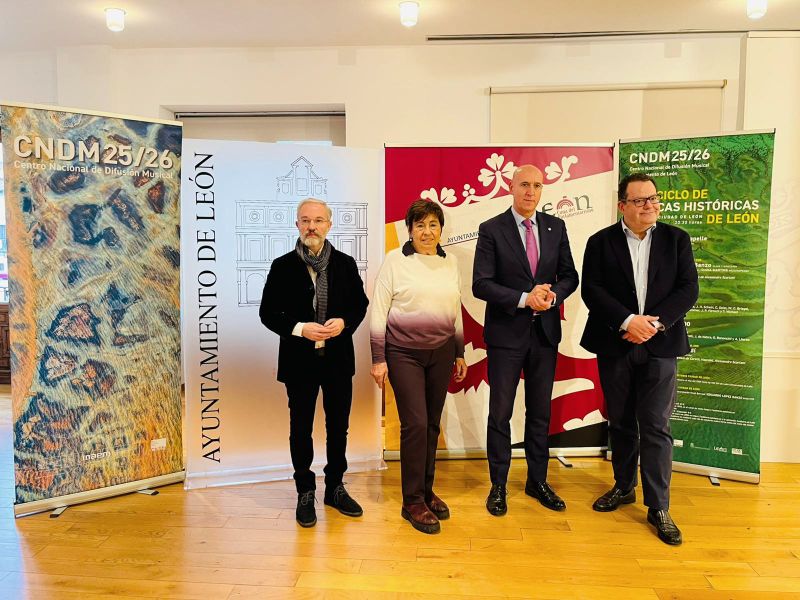 De izquierda a derecha, César García, coordinador de actividades pedagógicas del ciclo (Universidad de León); Evelia Fernández, Concejala de Acción y Promoción Cultural del ayto. de León; José Antonio Diez, alcalde de León; y Francisco Lorenzo, director del CNDM.