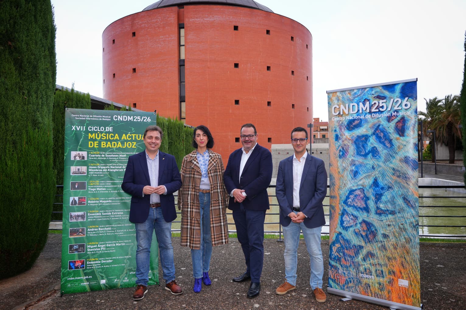 De izq. a dcha., el director del área de Cultura de la Diputación de Badajoz, Manuel Candalija; la directora del Centro de las Artes Escénicas y de la Música (Cemart) de la Junta de Extremadura, Nuria Mª Franco Polo; el director del CNDM, Francisco Lorenzo; y el presidente de la Sociedad Filarmónica y coordinador del ciclo Javier González. 