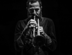 (c) ziv Ravitz